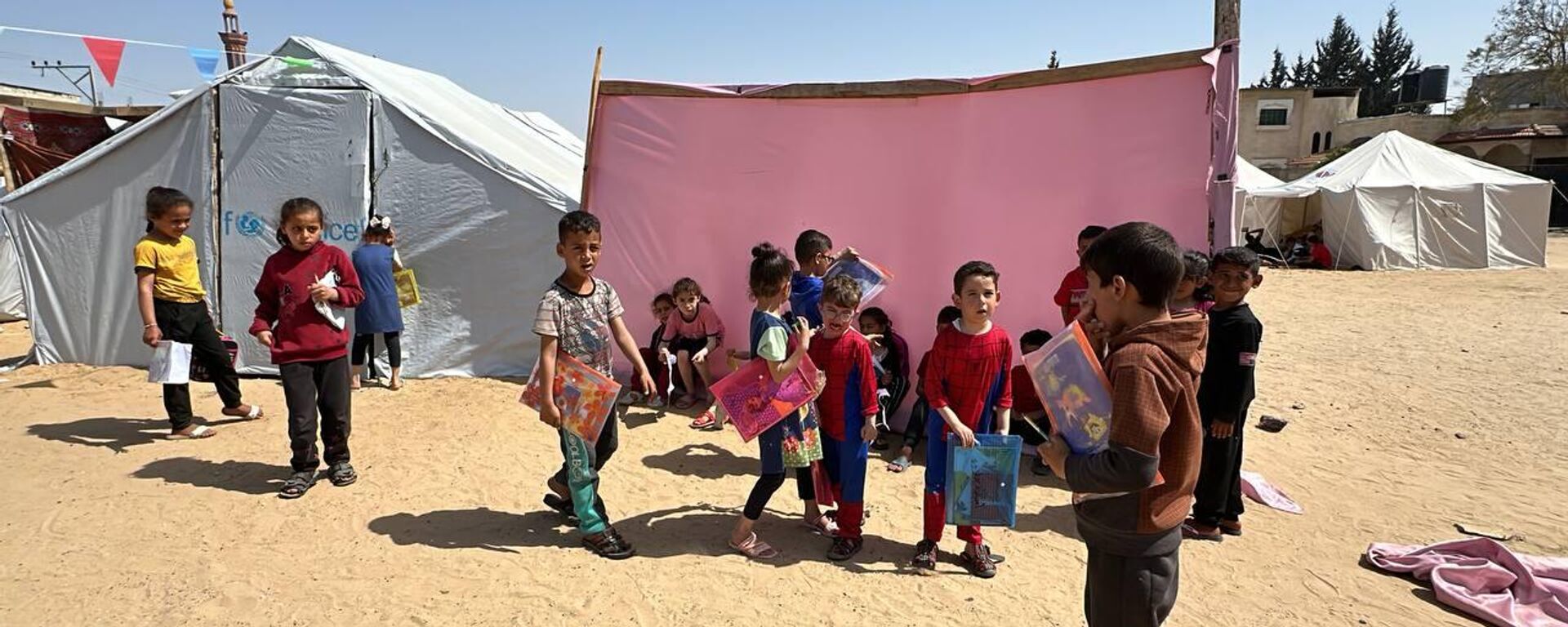 أطفال نازحون ينتزعون حقهم بالتعليم داخل خيمة بدائية في رفح جنوب قطاع غزة - سبوتنيك عربي, 1920, 06.05.2024