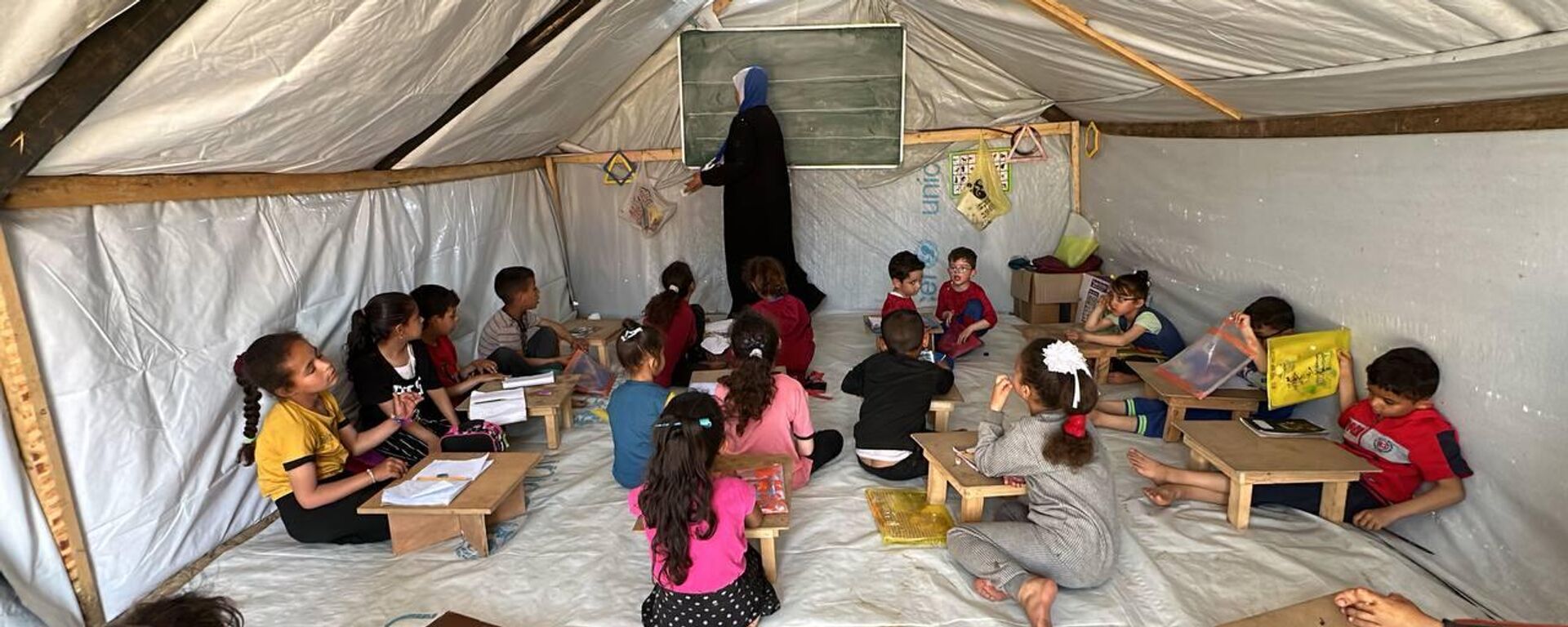 أطفال نازحون ينتزعون حقهم بالتعليم داخل خيمة بدائية في رفح جنوب قطاع غزة - سبوتنيك عربي, 1920, 20.11.2025