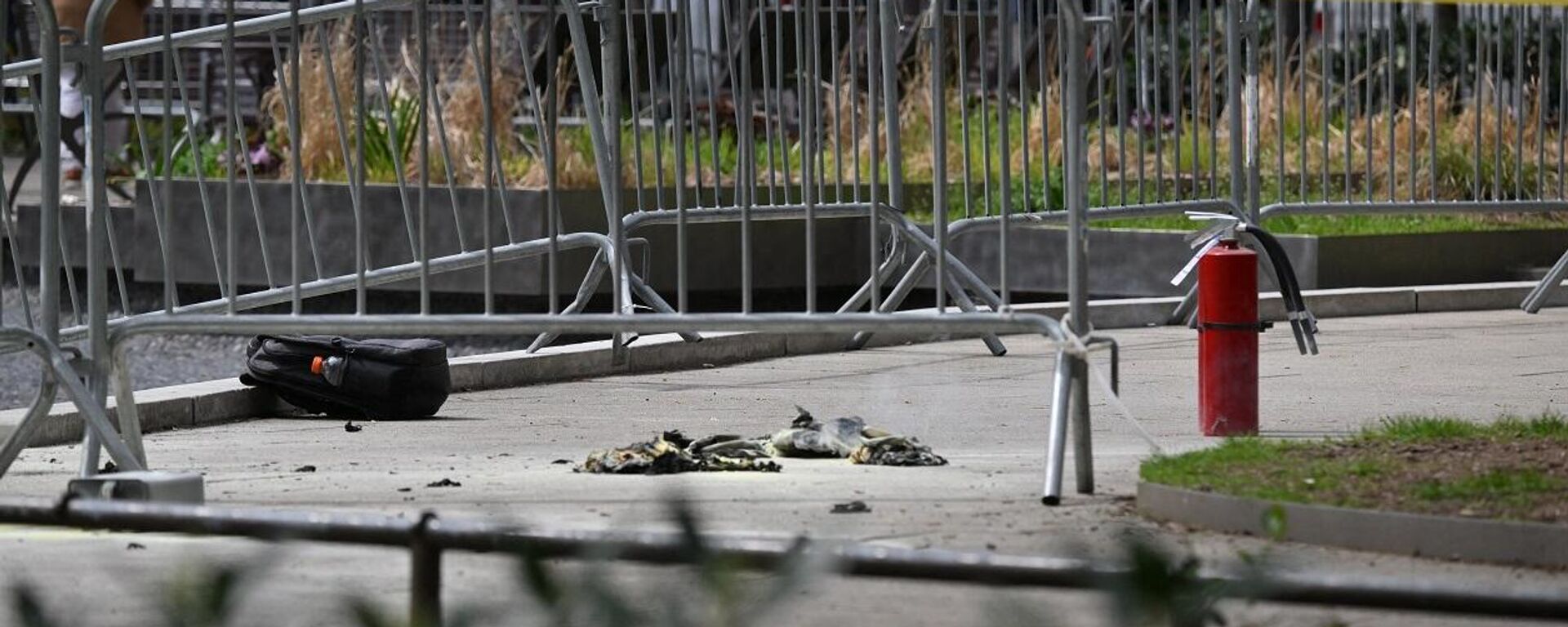 طفايات الحريق متروكة في الحديقة المقابلة لمحكمة مانهاتن الجنائية في مدينة نيويورك بعد أن أضرم رجل النار في نفسه أثناء محاكمة الرئيس الأمريكي السابق، دونالد ترامب، في مدينة نيويورك، 19 نيسان/ أبريل 2024 - سبوتنيك عربي, 1920, 19.04.2024