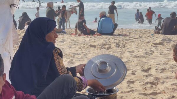 نازحون يلجؤون إلى البحر هربا من جحيم الخيام ومن القصف والدمار في  قطاع غزة - سبوتنيك عربي