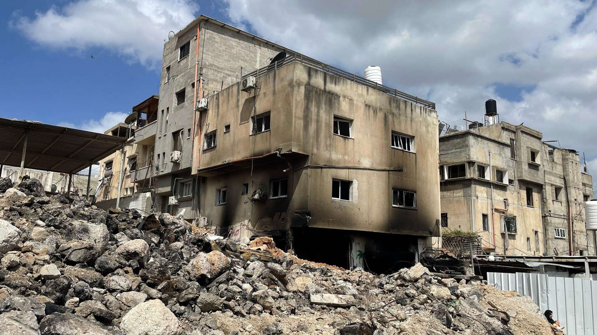 الجيش الإسرائيلي يفجر عددا من المنازل السكنية في مخيم طولكرم بالضفة الغربية