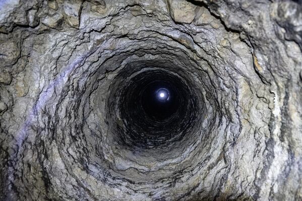 صورة تظهر فتحة  المجاري على مسافة في سراديب الموتى المحرمة في باريس، - سبوتنيك عربي