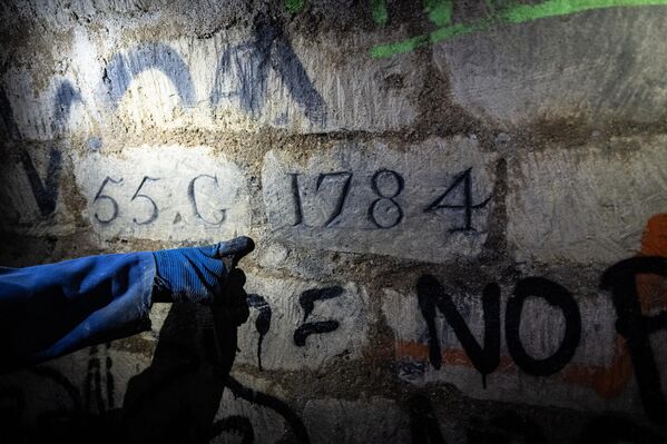 صورة تظهر تاريخ البناء لعام 1784 منقوشا في الحجر في سراديب الموتى المحظورة في باريس. - سبوتنيك عربي