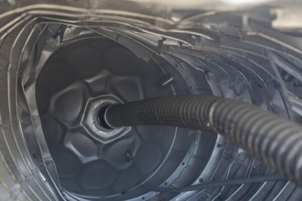 نظرة من داخل الصاروخ البالستي الذي تم اعتراضه وسقط بالقرب من البحر الميت، في إسرائيل، الأحد 21 أبريل 2024. - سبوتنيك عربي