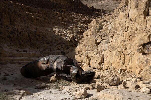 جزء من صاروخ بالستي إيراني، تم وضعه، في الآونة الأخيرة، في منطقة مفتوحة بالقرب من مدينة عراد الجنوبية. - سبوتنيك عربي