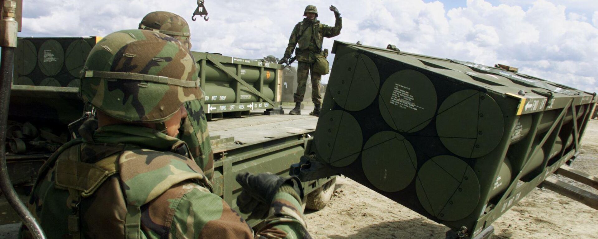  جنود الجيش الأمريكي يقومون بتحميل صواريخ الجيش التكتيكية الموجهة من طراز M39 (ATACMS) على شاحنة بعد وصولهم في 18 أبريل 1999 إلى مطار تيرانا. - سبوتنيك عربي, 1920, 14.05.2024