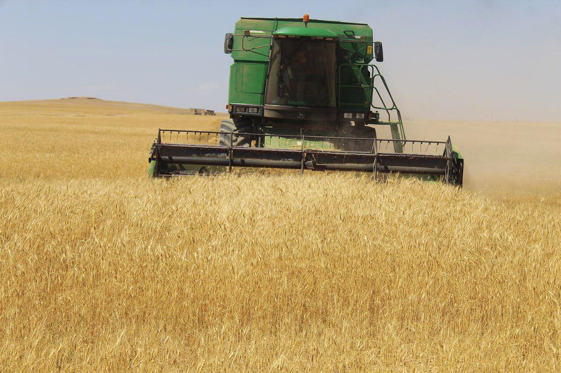 حرب القمح الموسمية تشتعل.. واشنطن توجه مسلحيها للاستحواذ على محاصيل شرقي سوريا - سبوتنيك عربي, 1920, 26.04.2024