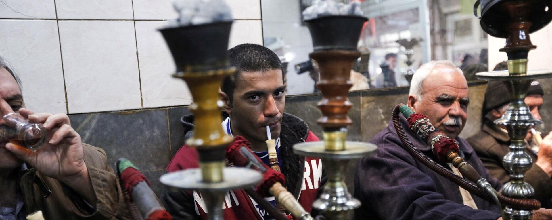 إيرانيون يدخنون الشيشة - سبوتنيك عربي, 1920, 28.04.2024