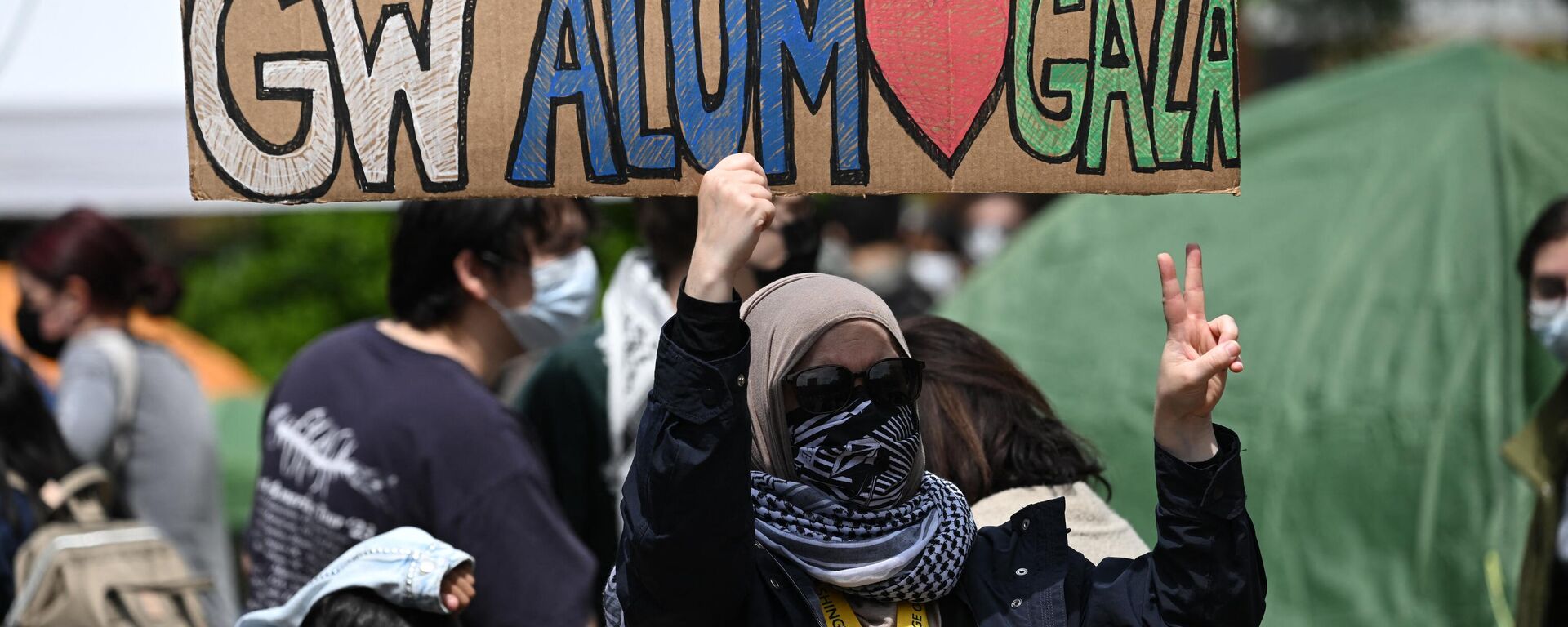 طلاب يتظاهرون خلال مظاهرة مؤيدة لفلسطين في جامعة واشنطن، في جميع أنحاء الولايات المتحدة احتجاجات ومظاهرات  من قبل الطلاب المؤيدين لفلسطين - سبوتنيك عربي, 1920, 30.04.2024