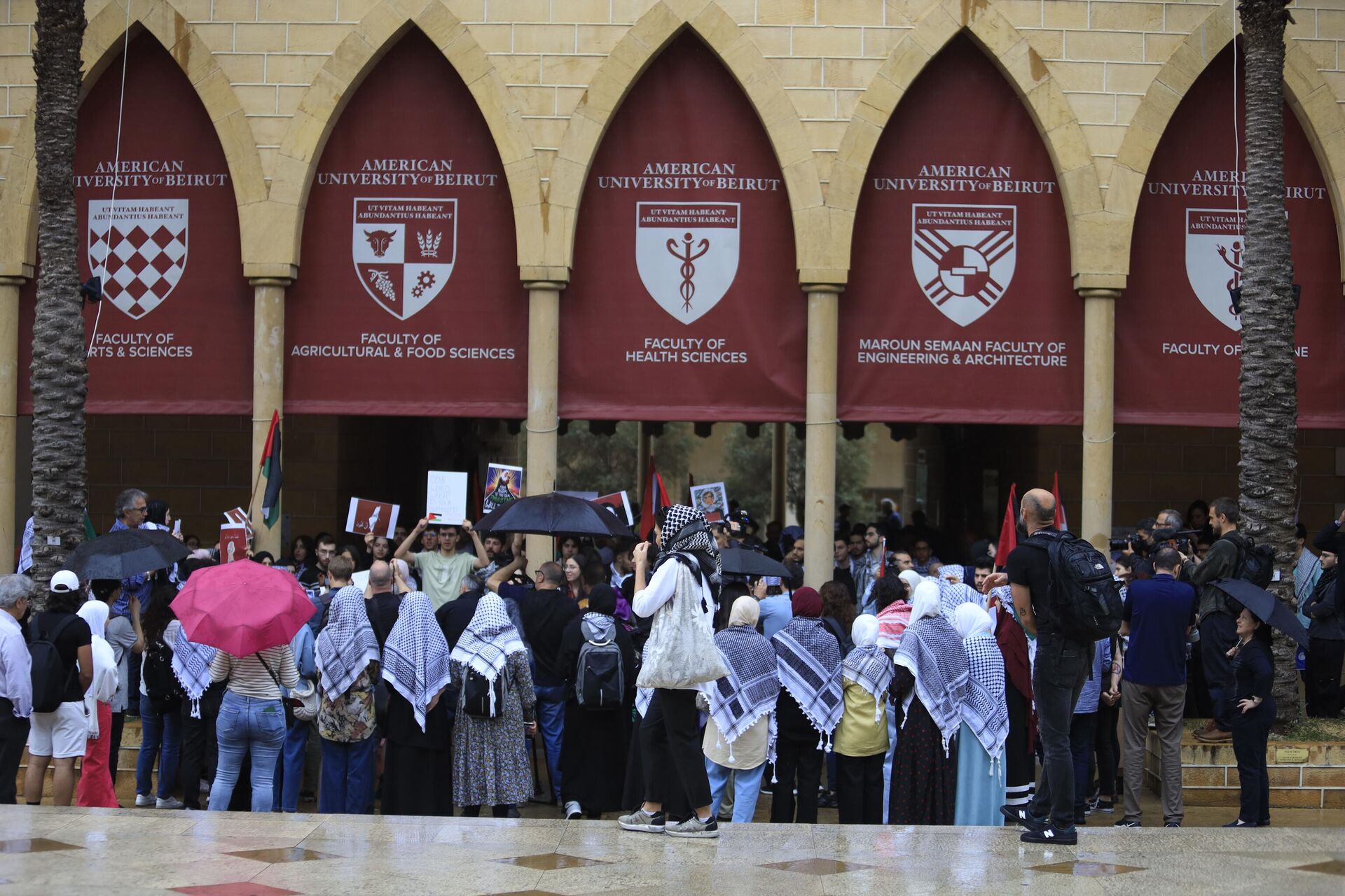 تظاهرات طلابية في لبنان تضامنا مع فلسطين ومطالبة بوقف الإبادة والتطبيع - سبوتنيك عربي, 1920, 30.04.2024