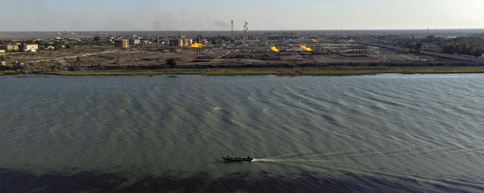 عراقي يقود قاربه في نهر شط العرب بجوار حقل نهر بن عمر النفطي بالقرب من مدينة البصرة الساحلية جنوب العراق، 4 نيسام/ أبريل 2023 - سبوتنيك عربي, 1920, 30.04.2024