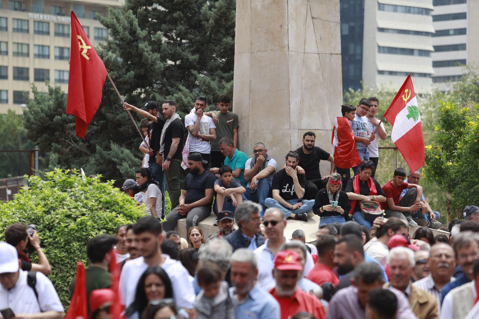 مسيرة عيد العمال في بيروت: تضامن مع فلسطين ومطالب اقتصادية ووطنية - سبوتنيك عربي, 1920, 01.05.2024