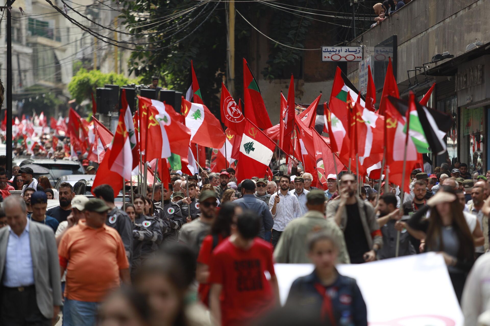 مسيرة عيد العمال في بيروت: تضامن مع فلسطين ومطالب اقتصادية ووطنية - سبوتنيك عربي, 1920, 01.05.2024