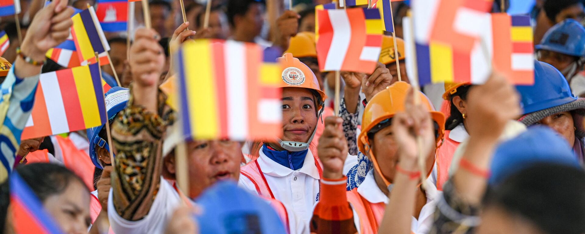 عمال يحملون الأعلام وهم يسيرون في أحدى الشوارع خلال الاحتفال بيوم العمال العالمي في كومبوديا في 1 مايو 2024. - سبوتنيك عربي, 1920, 01.05.2024