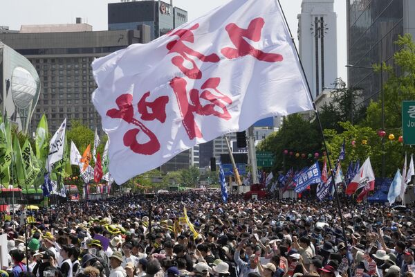 أعضاء اتحاد نقابات العمال الكوري يجتمعون لحضور اجتماع حاشد في عيد العمال في سيئول، كوريا الجنوبية، 1 مايو 2024. - سبوتنيك عربي