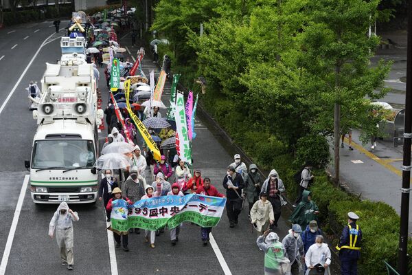المشاركون في المسيرة بعد مسيرة عيد العمال في طوكيو، الأربعاء 1 مايو 2024. - سبوتنيك عربي
