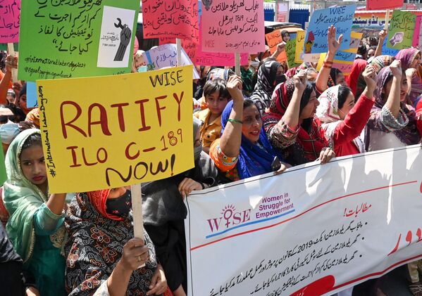 عاملات باكستانيات يسيرن على طول أحد الشوارع للاحتفال بيوم العمال العالمي، في لاهور في 1 مايو 2024. - سبوتنيك عربي