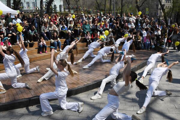 مواطنون يحتفلون بعيد العمال في حديقة أدميرالسكي في فلاديفوستوك الروسية. - سبوتنيك عربي