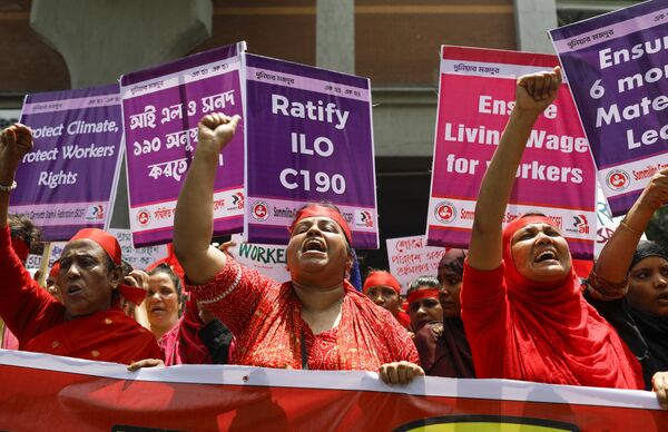 عمال بنغلاديش يرددون شعارات وهم يسيرون في أحد الشوارع للاحتفال بيوم العمال العالمي في دكا. - سبوتنيك عربي