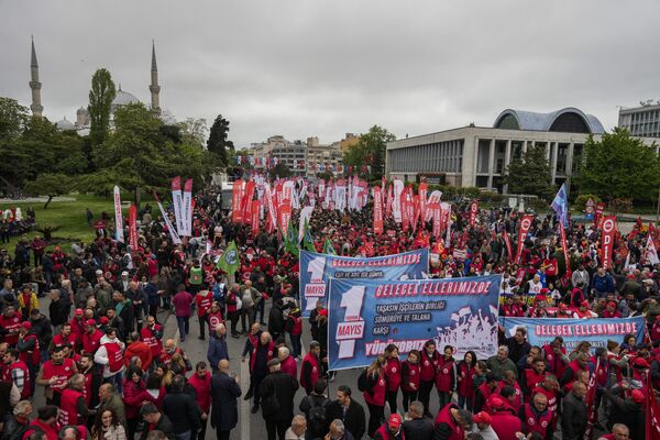 أعضاء النقابات يسيرون خلال احتفالات عيد العمال في إسطنبول التركية. - سبوتنيك عربي