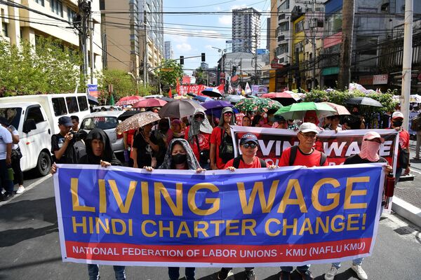 العمال ينظمون مسيرة للاحتفال بيوم العمال العالمي بالقرب من قصر مالاكانانج في مانيلا في 1 مايو 2024. - سبوتنيك عربي