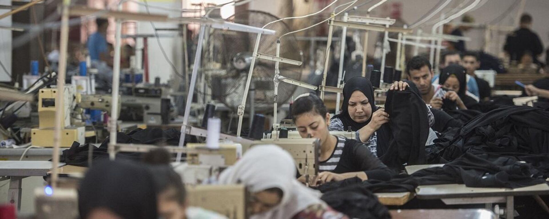 مصنع ملابس جاهزة في مدينة العاشر من رمضان في مصر - سبوتنيك عربي, 1920, 02.05.2024