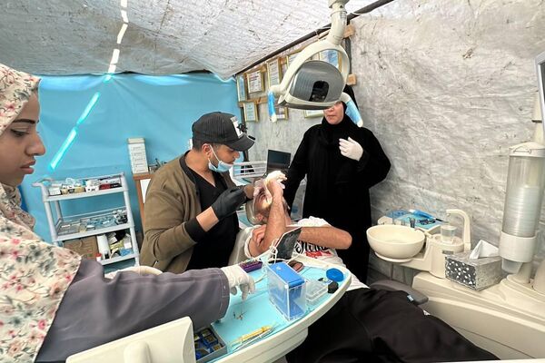 &quot;خيمة الأسنان&quot;، طبيب يحوّل خيمة النزوح إلى عيادة أسنان لعلاج المرضى في مخيم النصيرات وسط قطاع غزة. - سبوتنيك عربي