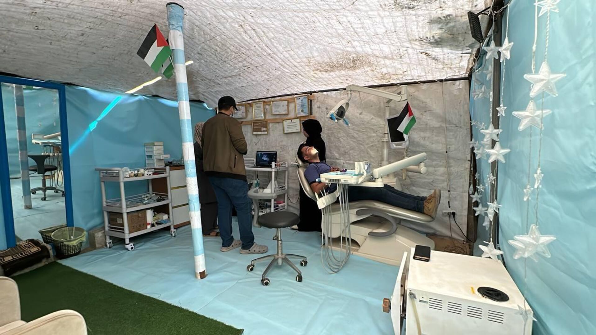 خيمة الأسنان  طبيب يحوّل خيمة النزوح إلى عيادة أسنان لعلاج المرضى في مخيم النصيرات وسط قطاع غزة  - سبوتنيك عربي, 1920, 02.05.2024