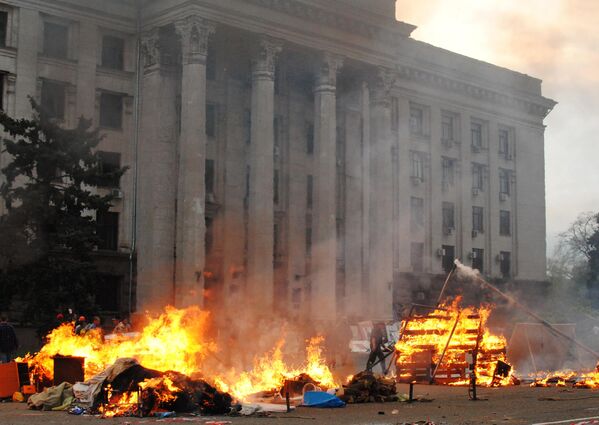 حرق خيام الناشطين المناهضين للميدان في ساحة كوليكوفو بالقرب من مجلس النقابات العمالية في أوديسا. - سبوتنيك عربي