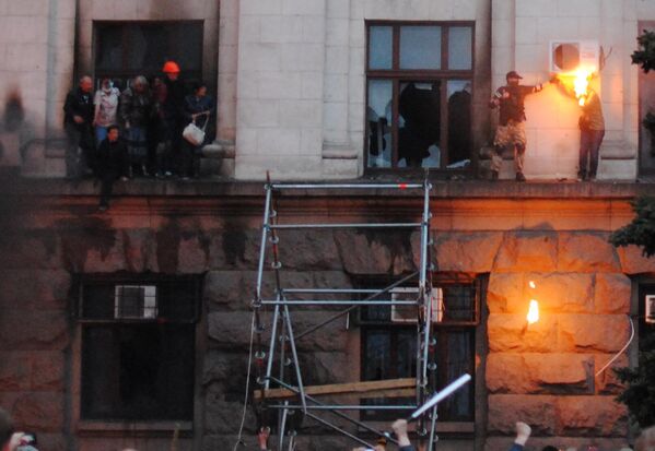 تسلق الناس إلى الأعلى أثناء حريق في مجلس النقابات العمالية في أوديسا. - سبوتنيك عربي
