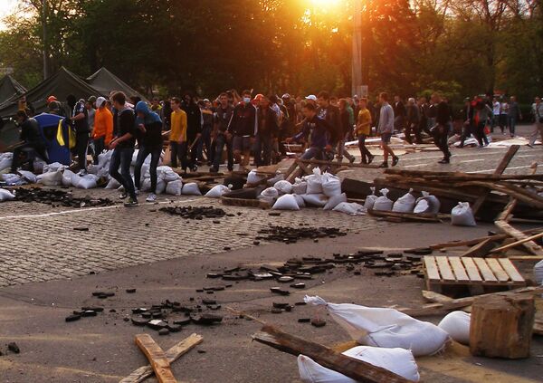 تدمير مخيم نشطاء الحركة المناهضة للميدان في ساحة كوليكوفو بول في أوديسا. - سبوتنيك عربي