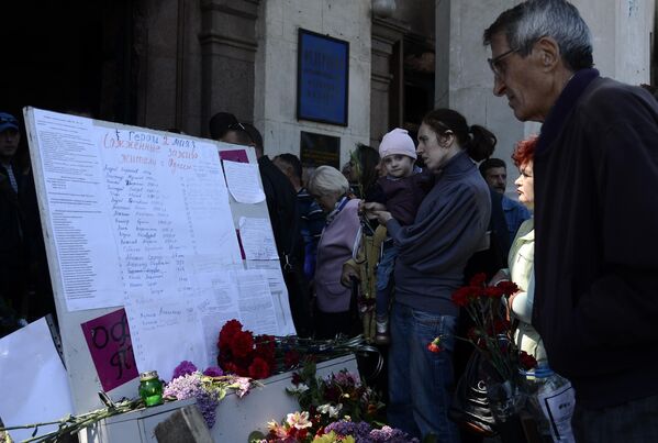 قوائم القتلى نتيجة الأحداث المأساوية التي وقعت في أوديسا في 2 مايو 2014 بالقرب من مجلس النقابات العمالية. - سبوتنيك عربي