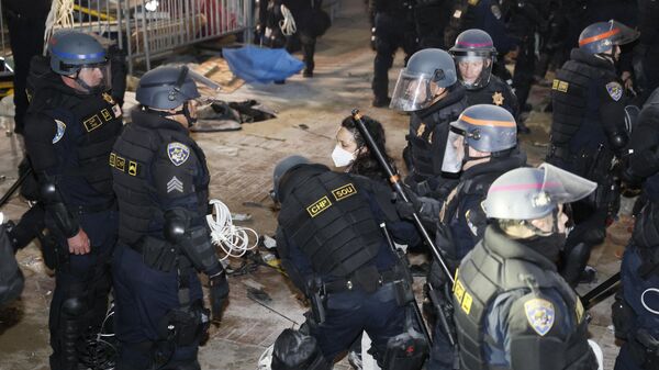 الشرطة الأمريكية تعتقل أحد المؤيدين لفلسطين في حرم جامعة كاليفورنيا، لوس أنجلوس في 2 مايو، 2024 - سبوتنيك عربي