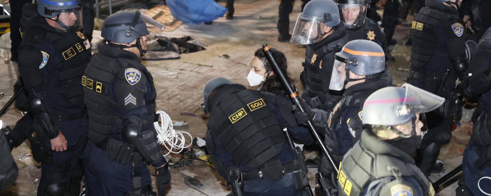 الشرطة الأمريكية تعتقل أحد المؤيدين لفلسطين في حرم جامعة كاليفورنيا، لوس أنجلوس في 2 مايو، 2024 - سبوتنيك عربي, 1920, 28.09.2025