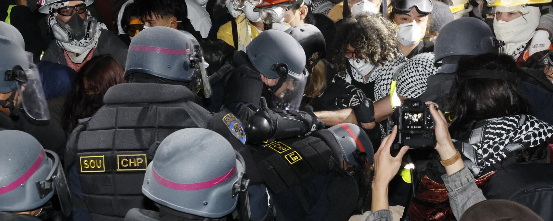 الشرطة الأمريكية تعتقل طلاب مؤيدين لفلسطين في حرم جامعة كاليفورنيا، لوس أنجلوس في 2 مايو، 2024 - سبوتنيك عربي, 1920, 02.05.2024