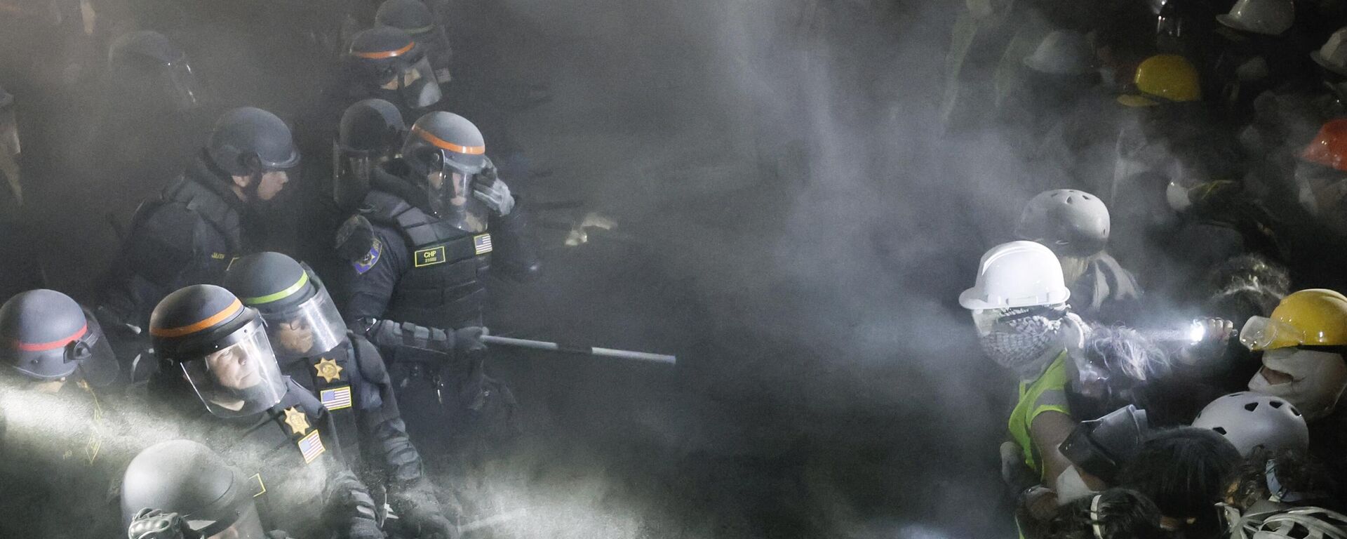 الشرطة الأمريكية تعتقل طلاب مؤيدين لفلسطين في حرم جامعة كاليفورنيا، لوس أنجلوس في 2 مايو، 2024 - سبوتنيك عربي, 1920, 17.06.2024