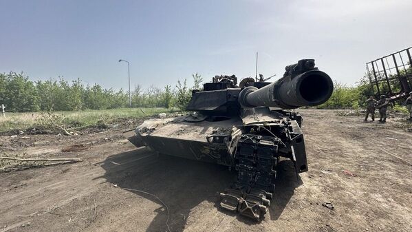 إجلاء أول دبابة أمريكية أبرامز إم 1، التي تم تدميرها على اتجاه محور أفدييفكا، من منطقة العملية العسكرية الخاصة - سبوتنيك عربي