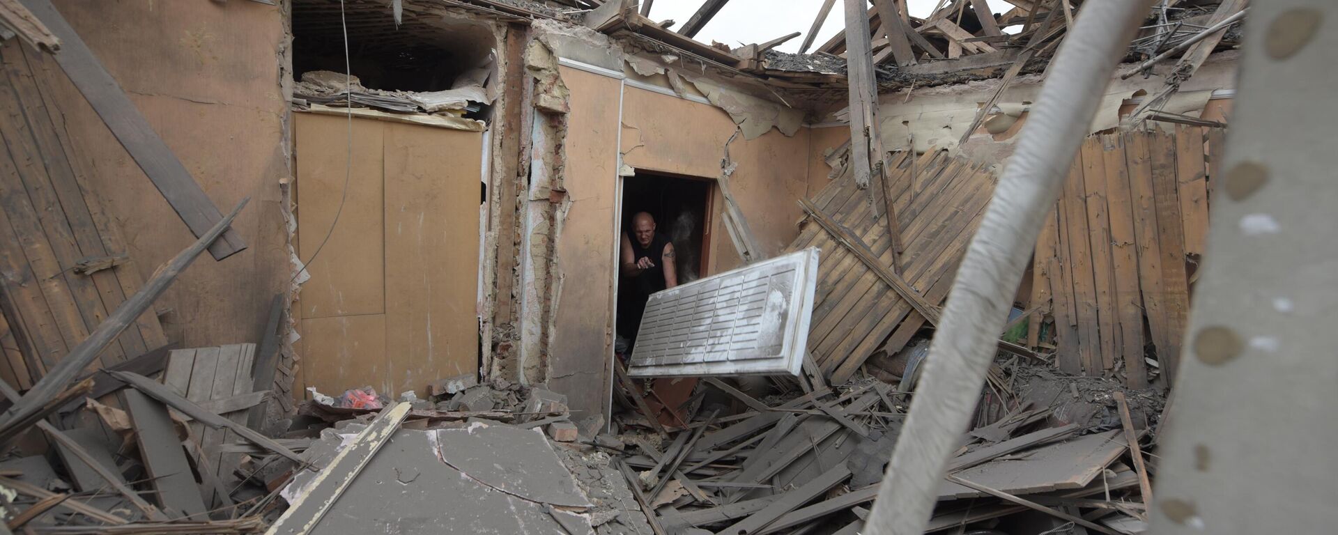 تداعيات قصف القوات المسلحة الأوكرانية في حي كيروف في دونيتسك - سبوتنيك عربي, 1920, 25.11.2025