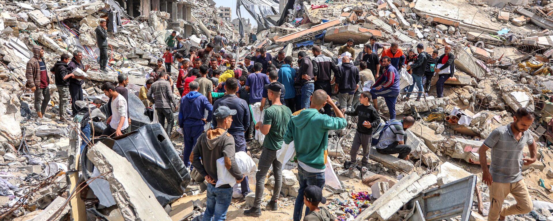 الحياة اليومية في ظل الحرب في قطاع غزة - إقبال الناس على المساعدات الإنسانية في شمال القطاع، فلسطين - سبوتنيك عربي, 1920, 04.05.2024