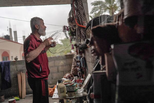 الفلسطيني مهدي كريرة يعمل على صنع دمية في ورشته في دير البلح وسط قطاع غزة، في 27 أبريل 2024 - سبوتنيك عربي