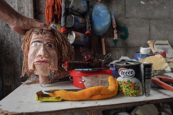 ورشىة عمل الفلسطيني مهدي كريرة، حيث يعمل على دمى مصنوعة من علب المعلبات، في دير البلح وسط قطاع غزة، في 27 أبريل 2024 - سبوتنيك عربي