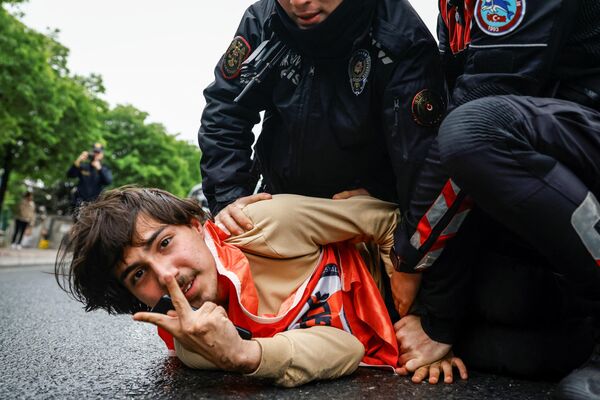 الشرطة التركية تعتقل أحد المتظاهرين أثناء محاولته مع آخرين التقدم نحو ميدان تقسيم في اسطنبول خلال مسيرة عيد العمال في 1 مايو 2024. - سبوتنيك عربي