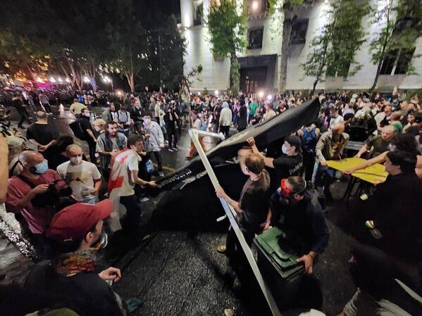 مظاهرة احتجاجية ضد قانون العملاء الأجانب في تبليسي التي بدأت بعد إقدام حزب الحلم الجورجي الحاكم بإقرار مشروع قانون بشأن شفافية النفوذ الأجنبي في البرلمان. - سبوتنيك عربي