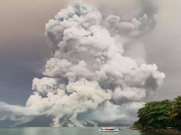 ثوران بركان جبل روانغ يظهر من جزيرة تاغولاندانغ في سيتارو شمالي سولاويزي في 30 أبريل 2024. - سبوتنيك عربي