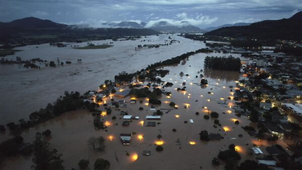 صورة جوية تظهر المناطق التي غمرتها الفيضانات في مدينة إنكانتادو، ريو غراندي دو سول، البرازيل، في 1 مايو 2024. - سبوتنيك عربي