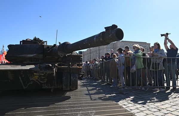 دبابة أبرامز التي استولت عليها القوات الروسية في منطقة العمليات العسكرية في ساحة النصر في موسكو. - سبوتنيك عربي