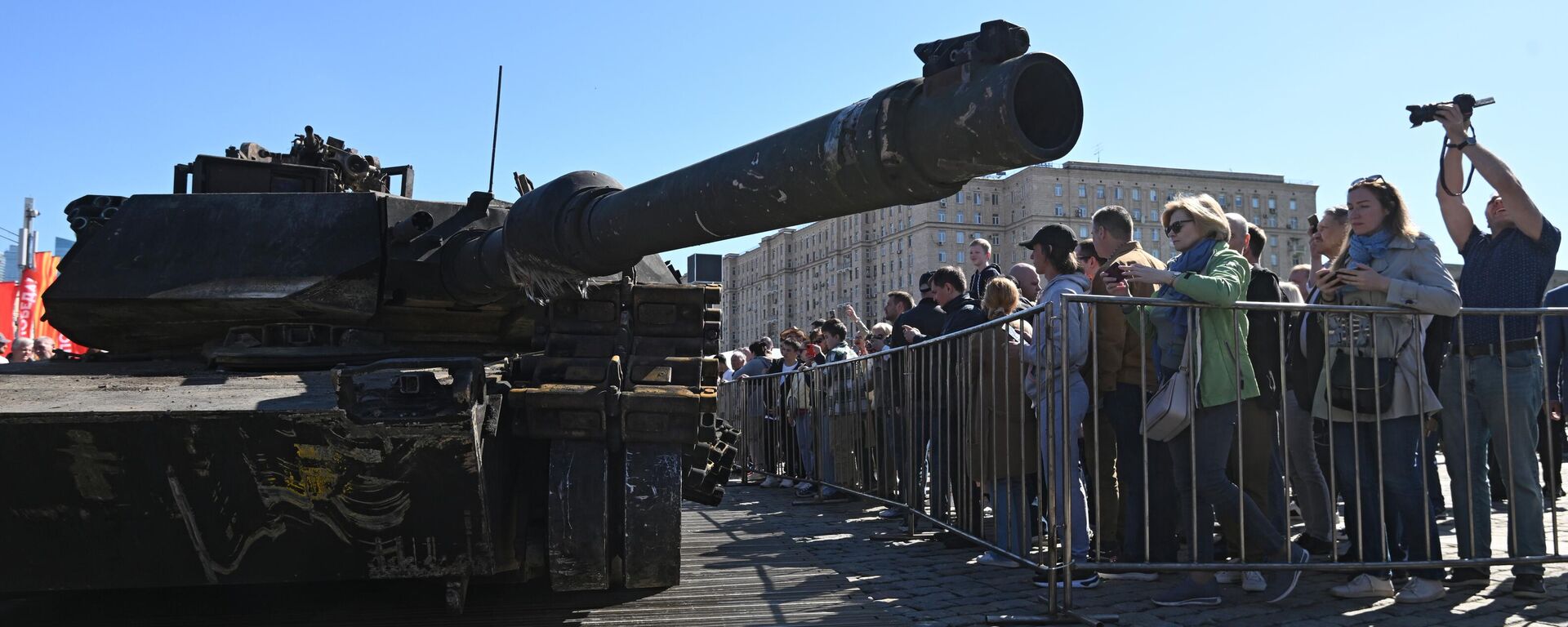 دبابة أبرامز التي استولت عليها القوات الروسية في منطقة العمليات العسكرية في ساحة النصر في موسكو. - سبوتنيك عربي, 1920, 28.04.2026