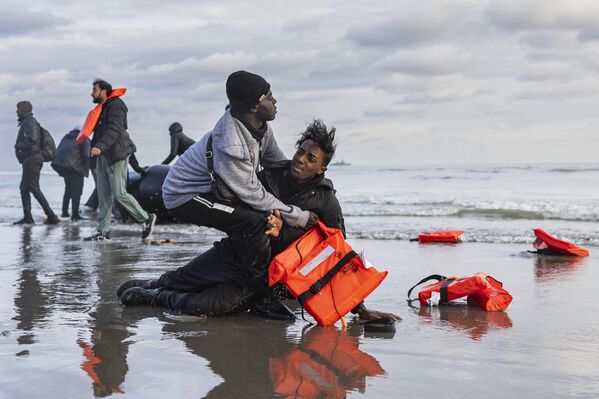 رد فعل مهاجر سوداني بعد مغادرة قارب مهرب تم ثقبه بسكين من قبل ضباط الشرطة الفرنسية لمنع المهاجرين من الشروع في محاولة لعبور القناة الإنجليزية على شاطئ جرافلين، بالقرب من دونكيرك، شمال فرنسا في 26 أبريل 2024. - سبوتنيك عربي