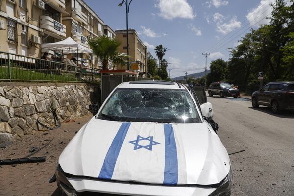الأضرار الناجمة عن صواريخ أطلقت من جنوب لبنان، في مدينة كريات شمونة شمالي إسرائيل بالقرب من الحدود اللبنانية في 5 مايو 2024 - سبوتنيك عربي