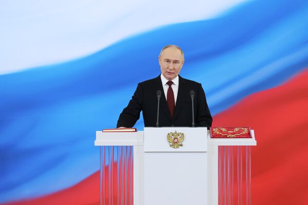 الرئيس الروسي المنتخب فلاديمير بوتين خلال حفل تنصيبه في الكرملين - سبوتنيك عربي
